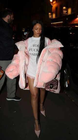 Bild kann Kleidung Kleidung Mensch Schuh Schuhwerk und Rihanna . enthalten