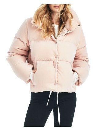 Ein Model trägt eine rosa Daunenjacke