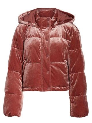 Eine tiefrosa Daunenjacke mit Kapuze