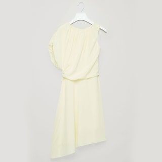La imagen puede contener ropa, ropa, vestido y moda.