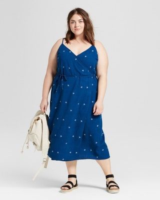 Esta imagen puede contener ropa, vestido, ropa, mujer, persona humana, mujer, lucy, hale, y, textura