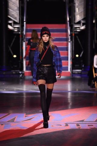 La imagen puede contener Persona humana Pasarela Moda Ropa Ropa Tiera Skovbye y Mujer