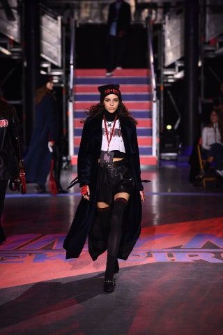 Esta imagen puede contener Persona humana Vestimenta Vestimenta Pasarela Femenina y Moda