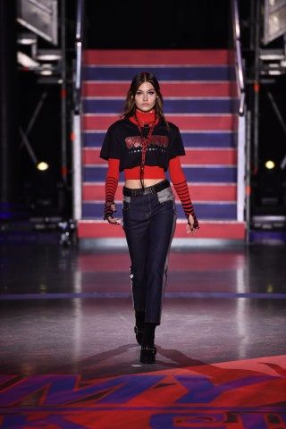 Esta imagen puede contener persona humana, ropa de pasarela, ropa, manga, moda, manga larga y mujer.