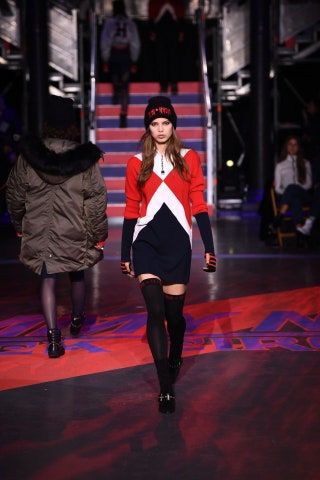 La imagen puede contener Lily McMenamy Persona humana Abrigo Ropa Chaqueta Pista Calzado Zapato y manga larga
