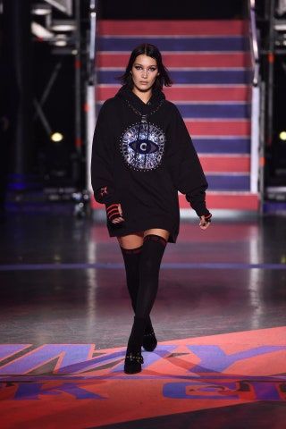 La imagen puede contener Bella Hadid Persona humana Ropa Ropa Manga larga y pasarela