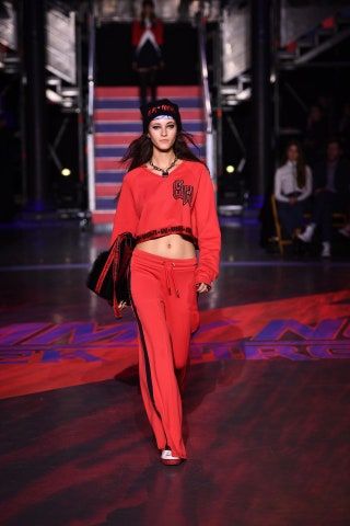 La imagen puede contener pasarela de persona humana y moda