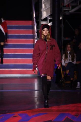 Esta imagen puede contener Persona humana Ropa Vestimenta Pasarela Manga larga Camino y Hannah Ferguson