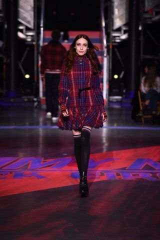 La imagen puede contener Elizabeth Jagger Human Person Runway Ropa Manga Larga y moda