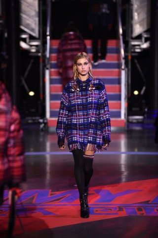 La imagen puede contener Hailey Rhode Baldwin Persona humana Pasarela Moda Ropa Vestimenta Mujer e iluminación