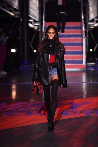 La imagen puede contener Joan Smalls Runway Persona humana Ropa Ropa y moda