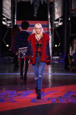 La imagen puede contener Persona humana Pista de aterrizaje Ropa Abrigo Chaqueta Calzado Calzado y moda