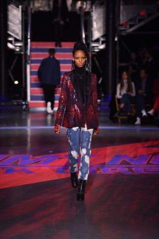 Esta imagen puede contener pasarela de moda de persona humana Taiye Selasi e iluminación