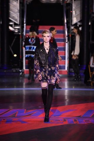 Esta imagen puede contener ropa y vestimenta de moda de pasarela de persona humana