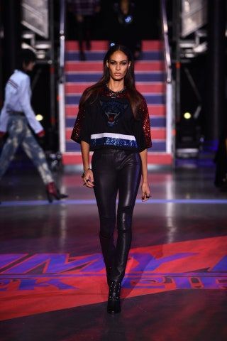 La imagen puede contener Joan Smalls Human Person Runway and Fashion