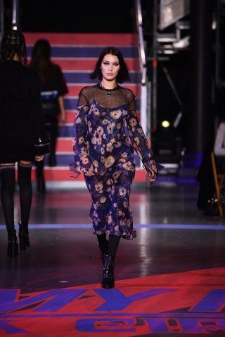 Esta imagen puede contener pasarela y moda de Bella Hadid Human Person