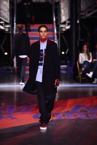 Esta imagen puede contener Persona humana Moda Pasarela Calzado Ropa Calzado Vestimenta e iluminación