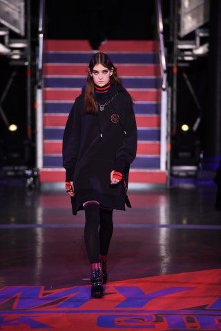 La imagen puede contener Persona humana Moda Ropa Abrigo y pasarela