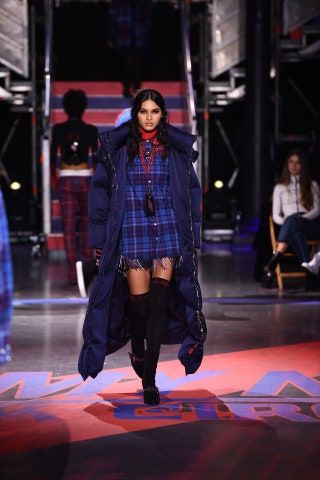 La imagen puede contener Persona humana Pista de aterrizaje Ropa Iluminación Moda Abrigo Manga y manga larga