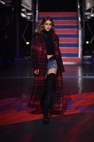 La imagen puede contener Jelena Noura Gigi Hadid Ropa Ropa Persona humana Pasarela Mujer Abrigo y abrigo