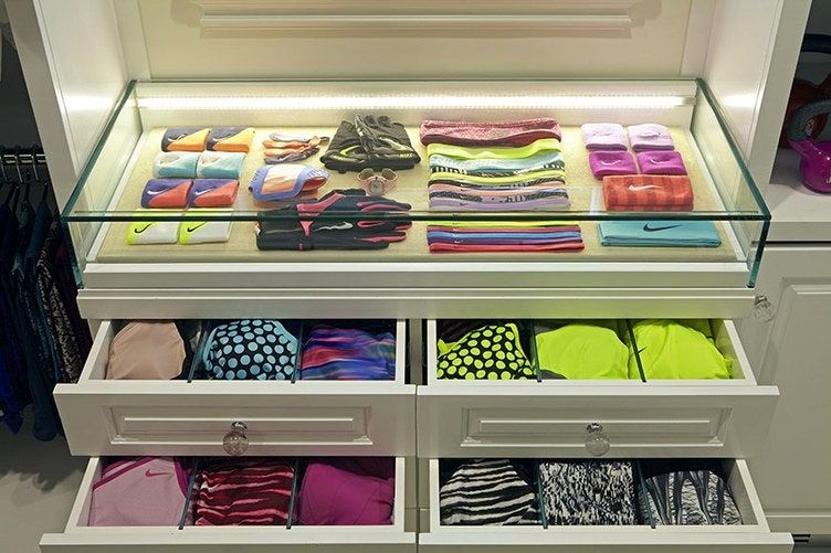 La imagen puede contener muebles interiores y armario.