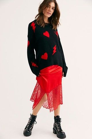 Bilden kan innehålla Clothing Apparel Human Person Sleeve och Long Sleeve