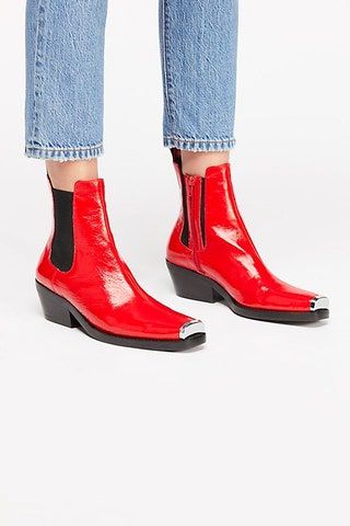 La imagen puede contener ropa, ropa, calzado, persona humana y bota