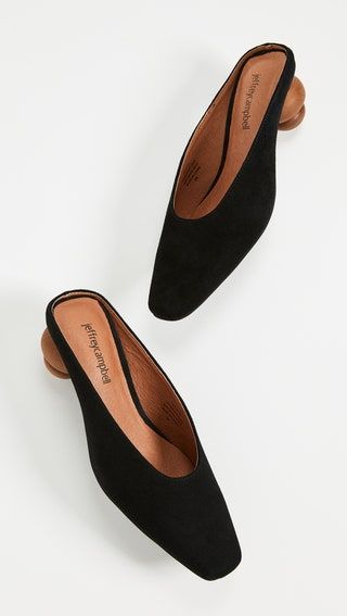 La imagen puede contener ropa, calzado, calzado y tacones altos