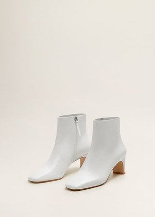 La imagen puede contener Ropa Vestimenta Calzado Tacón y zapato