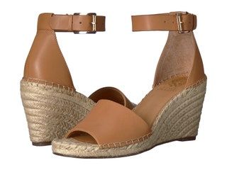 この画像には、Clothing Footwear Sandal andApparelが含まれている可能性があります