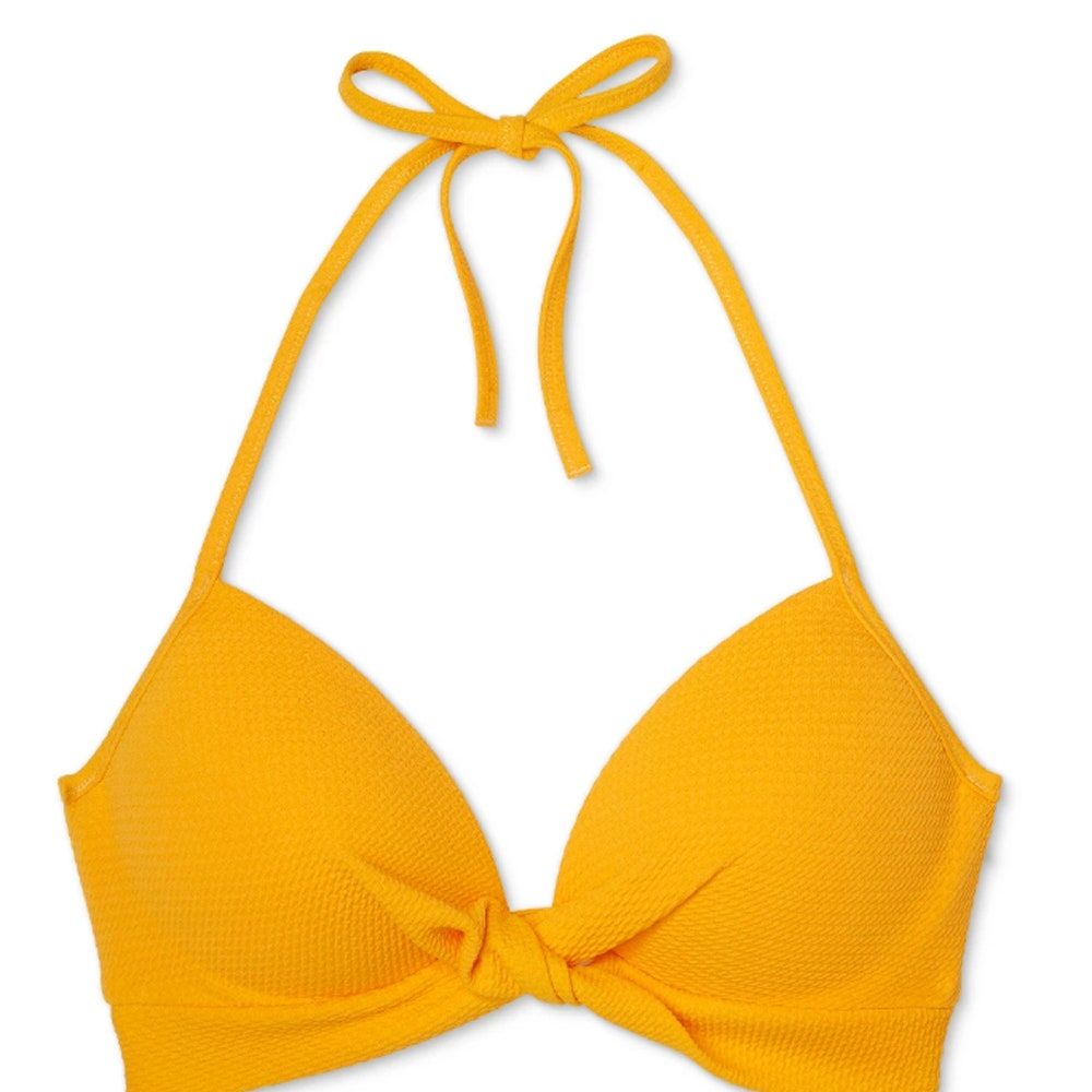 La imagen puede contener: ropa, indumentaria, traje de baño, bikini, gorra, gorra de béisbol y sombrero