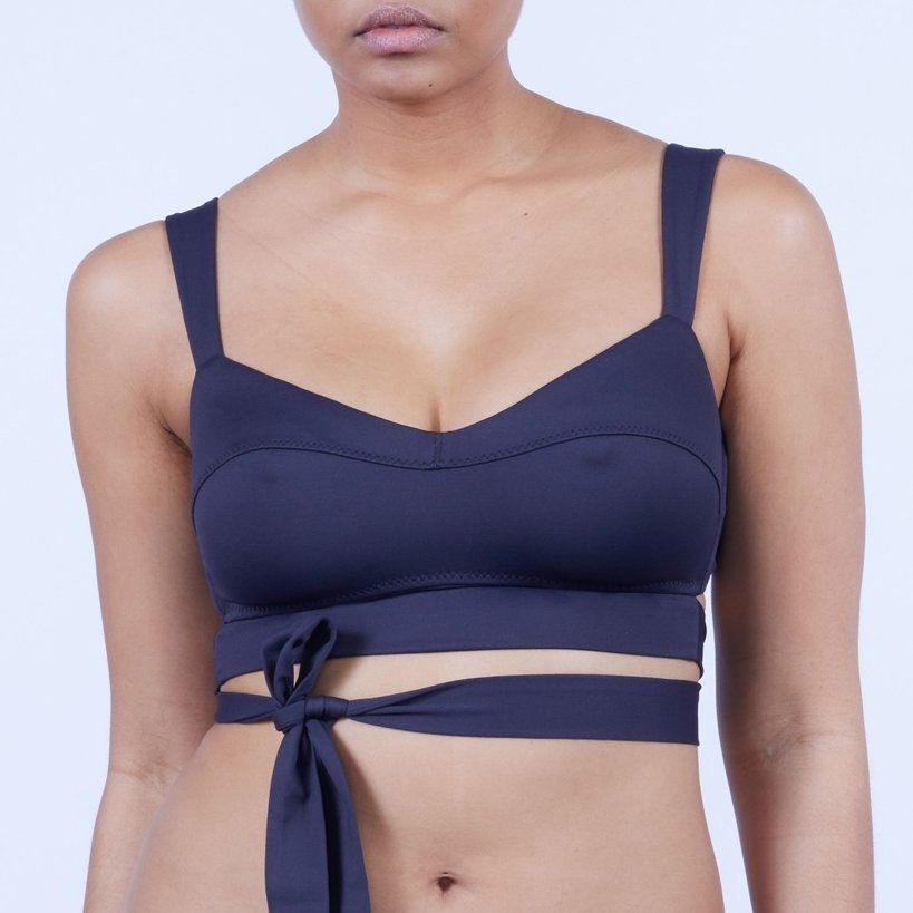 La imagen puede contener: ropa, indumentaria, lencería, ropa interior, traje de baño, humano, persona y bikini