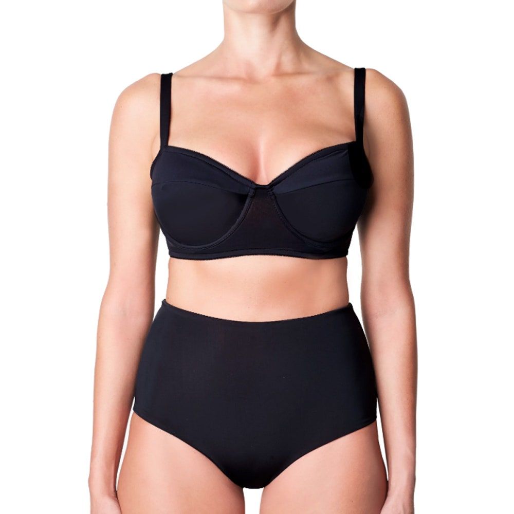 La imagen puede contener: ropa, indumentaria, lencería, ropa interior, humano, persona, traje de baño y sujetador