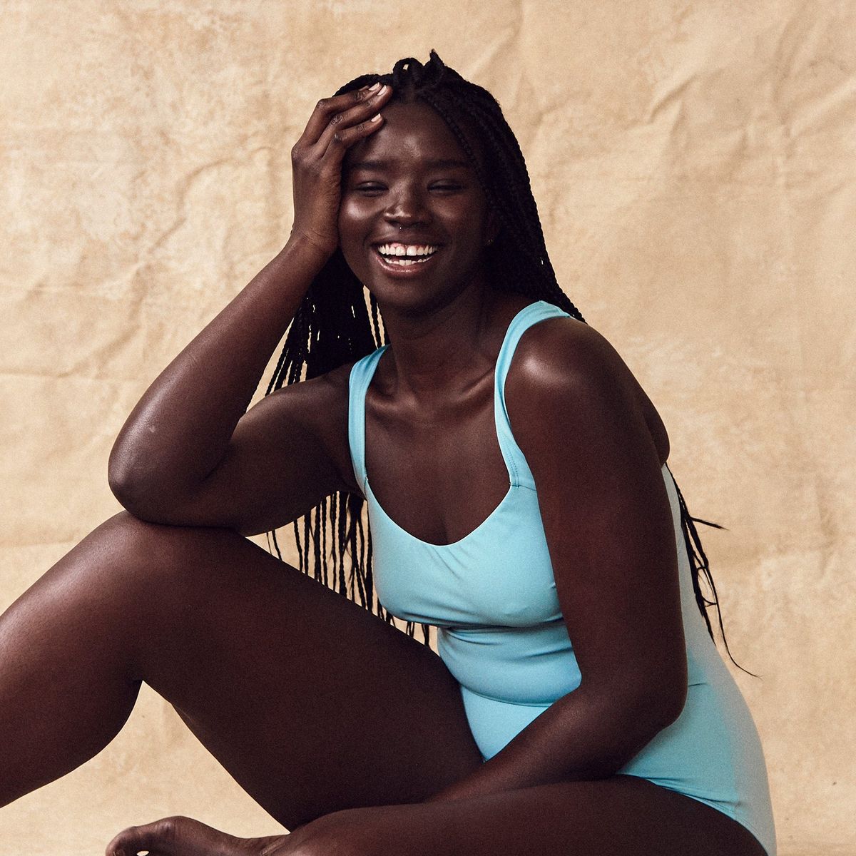 La imagen puede contener: ropa, ropa, pantalones, humano, persona, medias, pantimedias y mujer