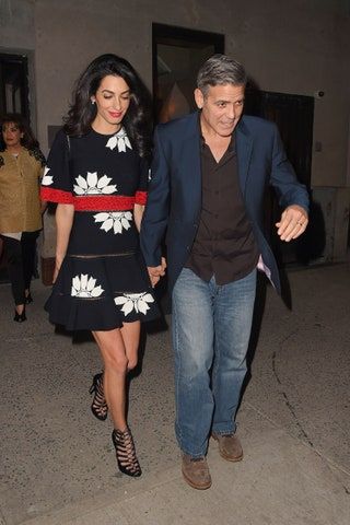 Bild könnte Amal Clooney enthalten Menschliche Person Schuhe Kleidung Schuh Bekleidung Anzug Mantel Mantel Rock und Mode