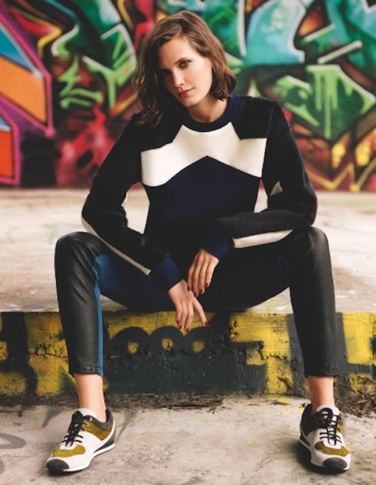 La imagen puede contener Ropa Ropa Calzado Calzado Persona humana Pantalones y Mujer