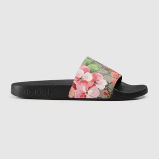 La imagen puede contener ropa, calzado, chanclas