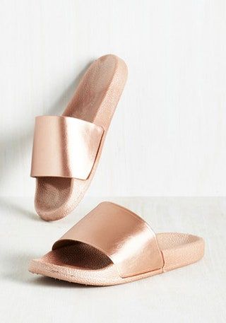 La imagen puede contener ropa, calzado y sandalias.
