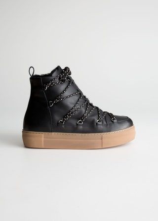 Bild kann Kleidung, Kleidung, Schuhe und Schuhe enthalten