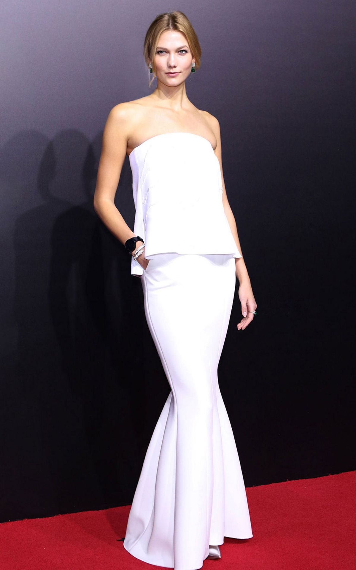 La imagen puede contener Karlie Kloss Ropa Ropa Vestido de noche Bata Moda Persona humana Vestido y mujer