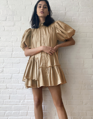 Model trägt beiges Hemdblusenkleid mit Puffärmeln