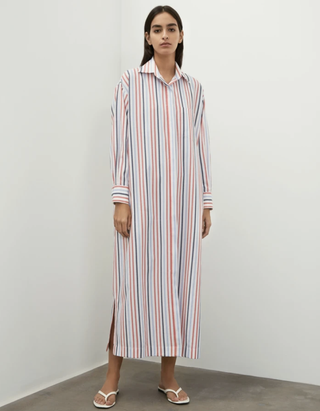 Model trägt gestreiftes Hemdkleid