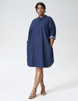 Model trägt Jeanshemdkleid