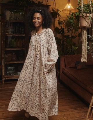 Model trägt Maxi-Blumenhemdkleid