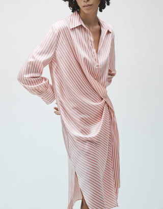 Model trägt ein rosa-weiß gestreiftes Hemdkleid