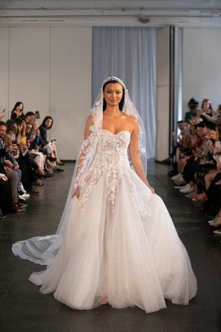 La imagen puede contener Ropa Vestimenta Persona humana Bata de boda Moda Vestido de novia Vestido Mujer Vestido y novia