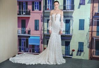 Esta imagen puede contener ropa, ropa, decoración del hogar, persona humana, moda, bata, vestido de boda y vestido de noche.