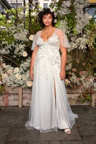 La imagen puede contener Ropa Vestimenta Persona humana Bata Moda Vestido de boda Vestido de novia Vestido de noche y novia