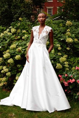 La imagen puede contener Ropa Vestimenta Persona humana Boda Moda Vestido Vestido de novia Bata Mujer y vestido