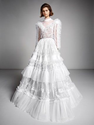 La imagen puede contener Vestimenta Vestimenta Humana Persona femenina Boda Moda Vestido Robe Vestido de novia y mujer